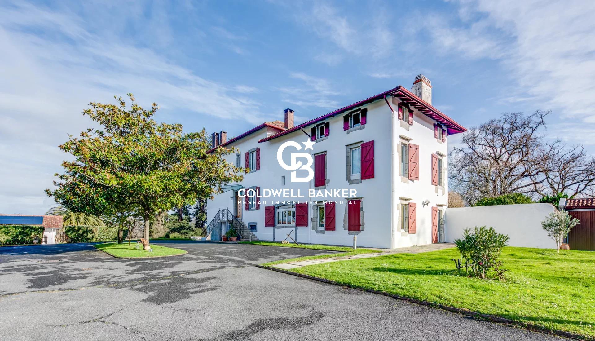 Vue mer et Pyrénées, domaine équestre d'exception à Urrugne sur 7,5 hectares