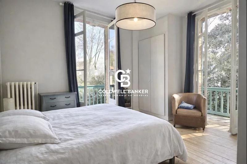 Villa historique au cœur de la Ville d’Hiver à Arcachon – volumes familiaux, jardin arboré et piscine