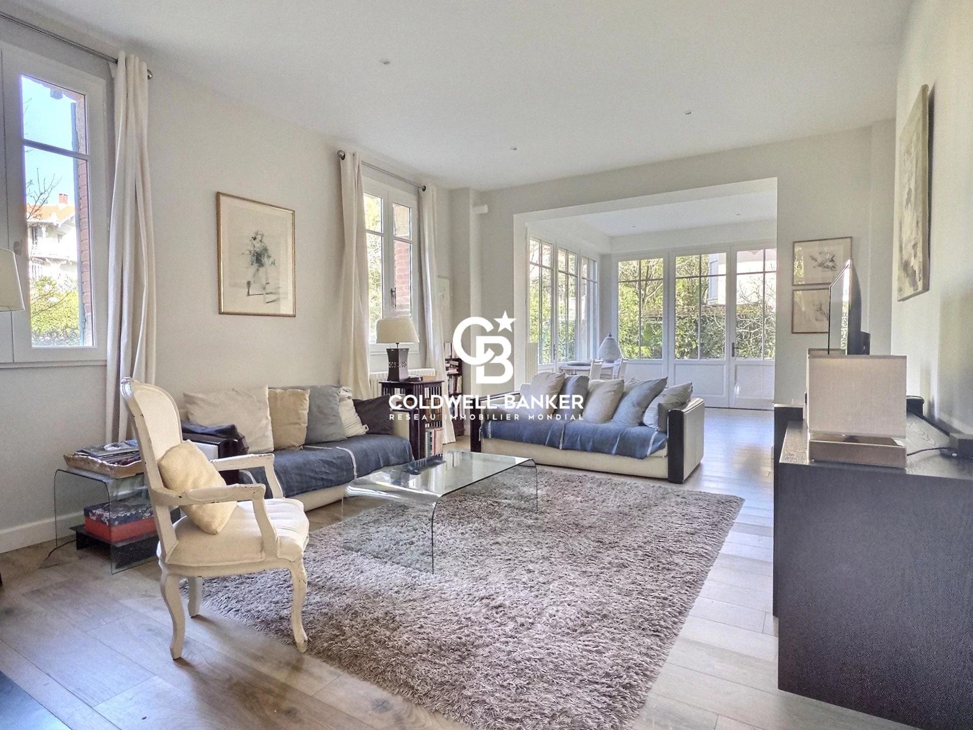 Villa historique au cœur de la Ville d’Hiver à Arcachon – volumes familiaux, jardin arboré et piscine