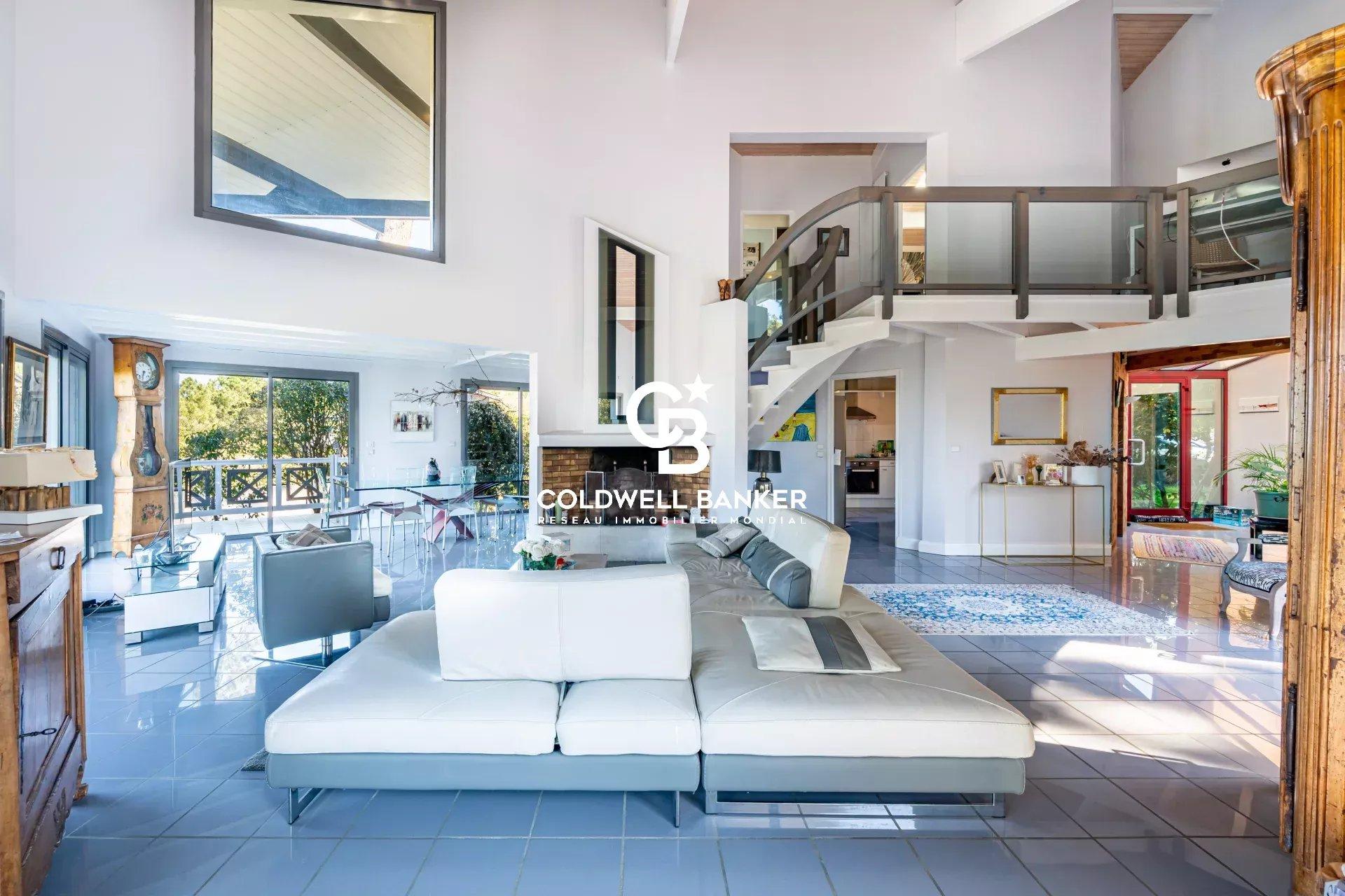 Villa d’architecte avec vue panoramique sur le Bassin – volumes spectaculaires et piscine au Pyla