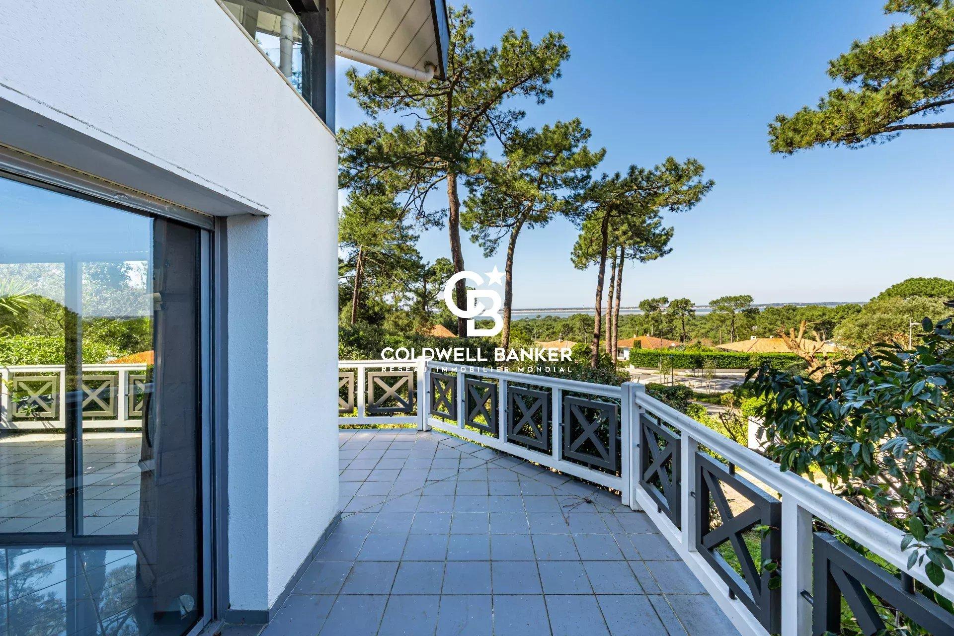 Villa d’architecte avec vue panoramique sur le Bassin – volumes spectaculaires et piscine au Pyla