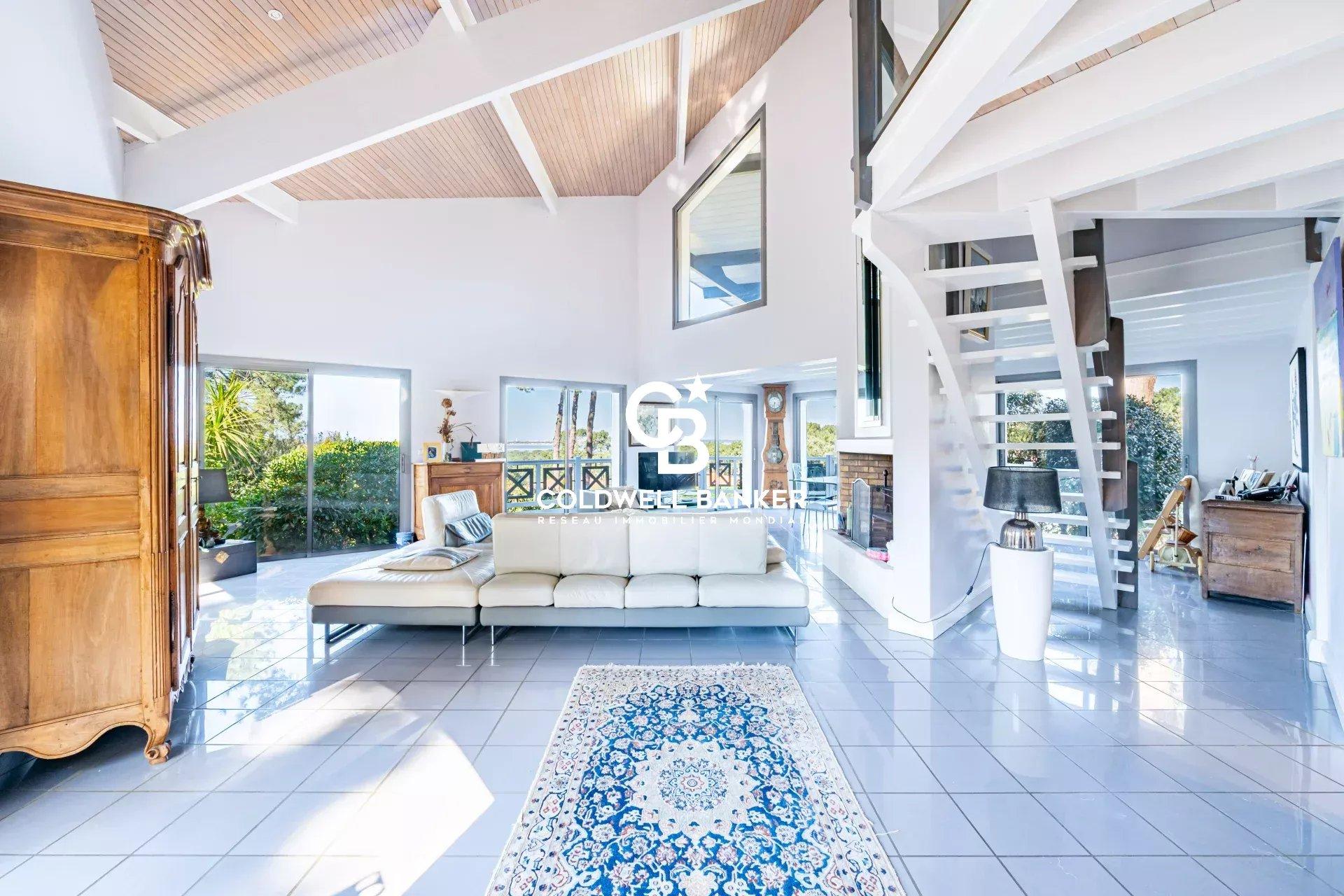 Villa d’architecte avec vue panoramique sur le Bassin – volumes spectaculaires et piscine au Pyla