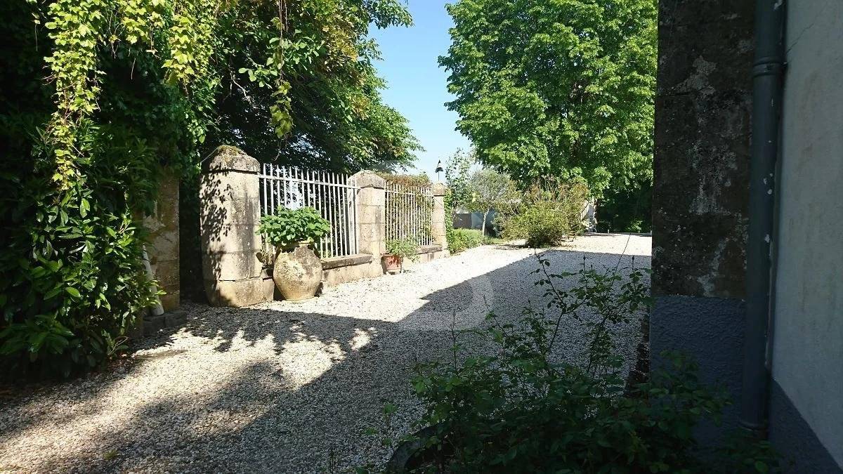 Château exceptionnel avec vignoble et dépendances - à 40 minutes de Bordeaux