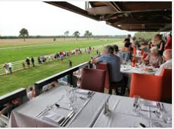 restaurant à l' hippodrome de la Teste de Buch Bassin Arcachon