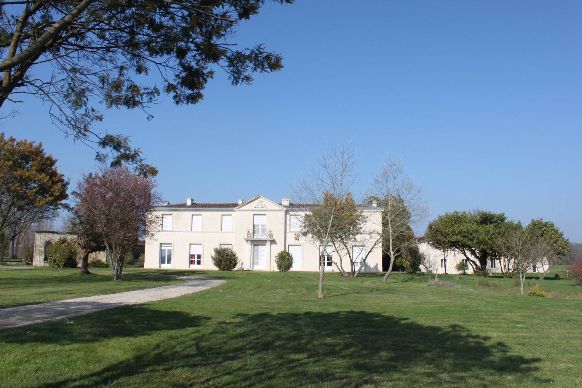 Château sur un domaine de 25 ha à vendre PROCHE BORDEAUX VERTHEUIL