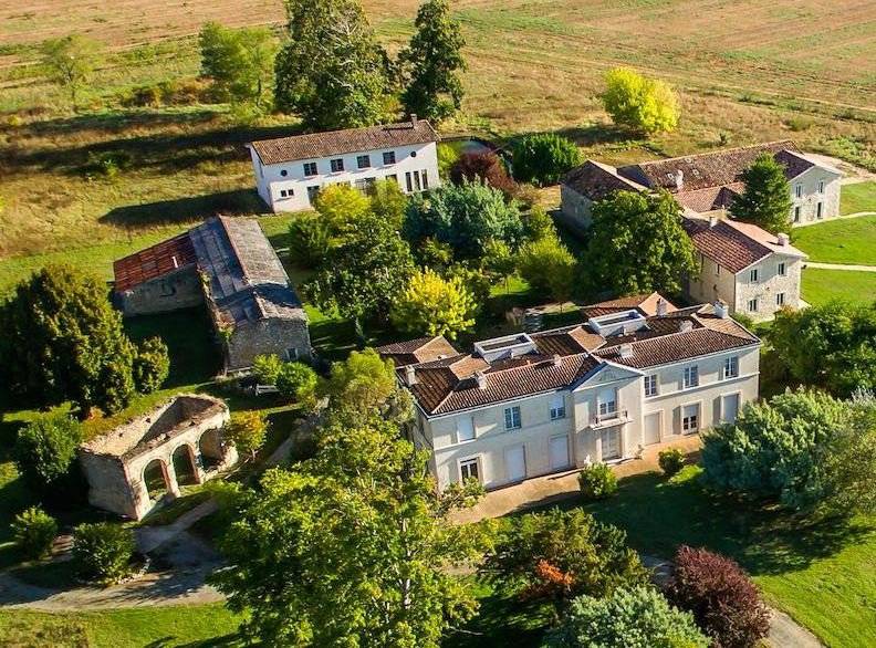 Château sur un domaine de 25 ha à vendre PROCHE BORDEAUX VERTHEUIL