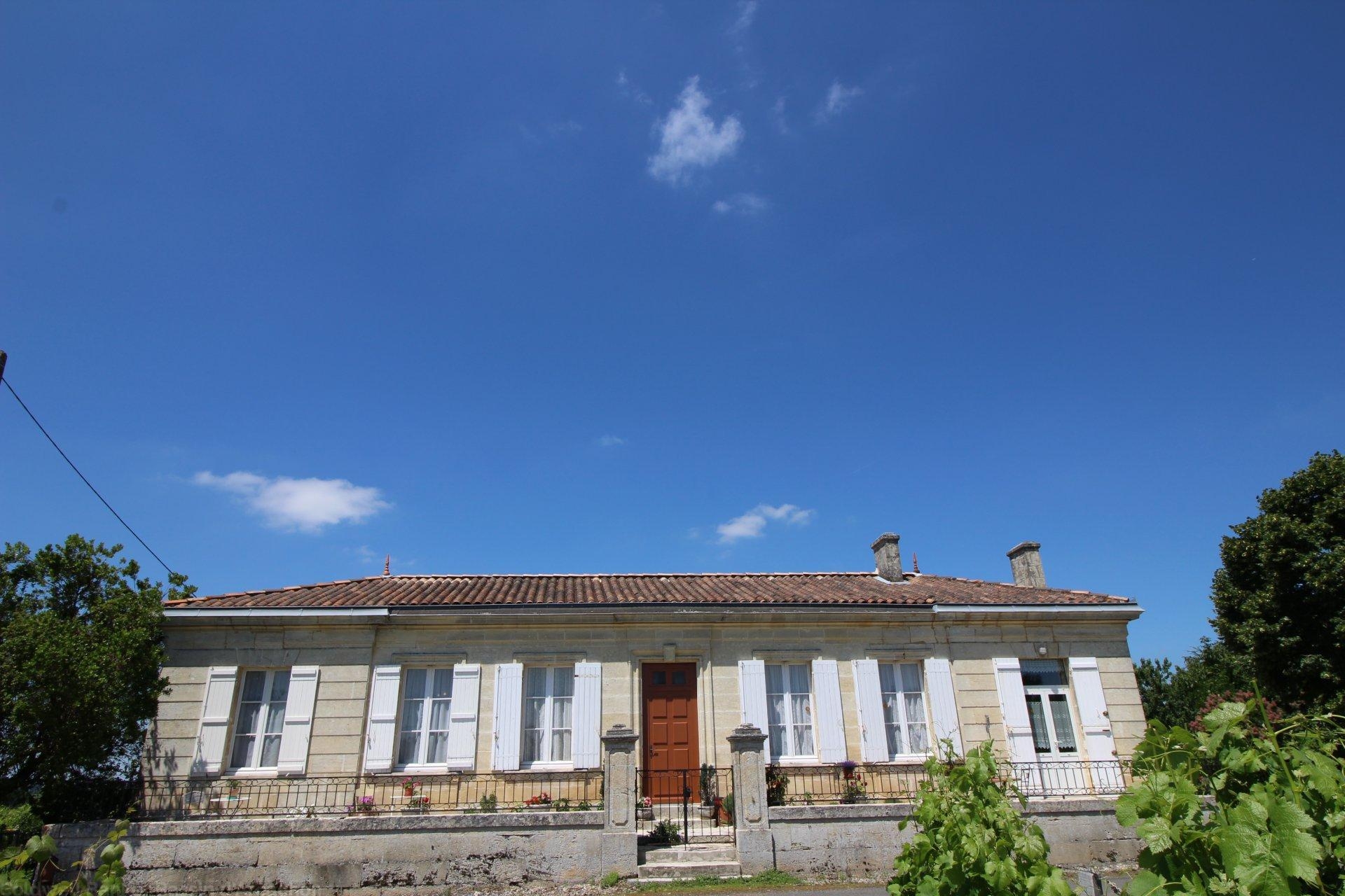 Recherche propriété viticole composée de 2 maisons en blayais saint ciers de canesse