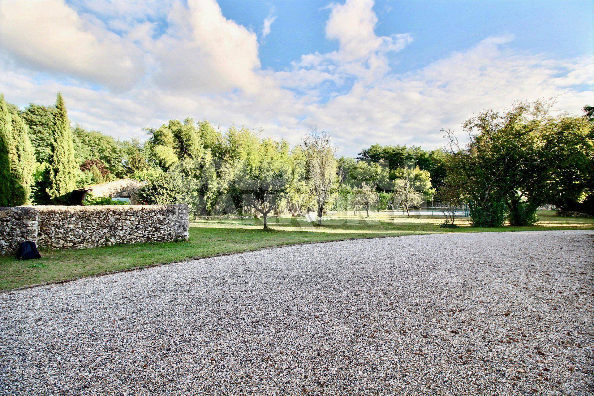 J'aimerai Magnifique propriété avec piscine et grand terrain à ILLATS PROCHE BORDEAUX