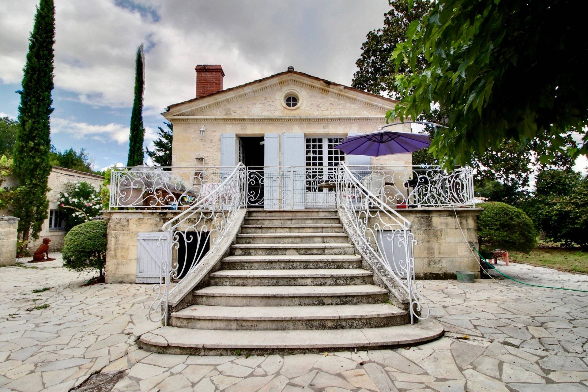 Vente magnifique chartreuse en pierres avec dépendance et grand terrain près de Bordeaux BLANQUEFORT