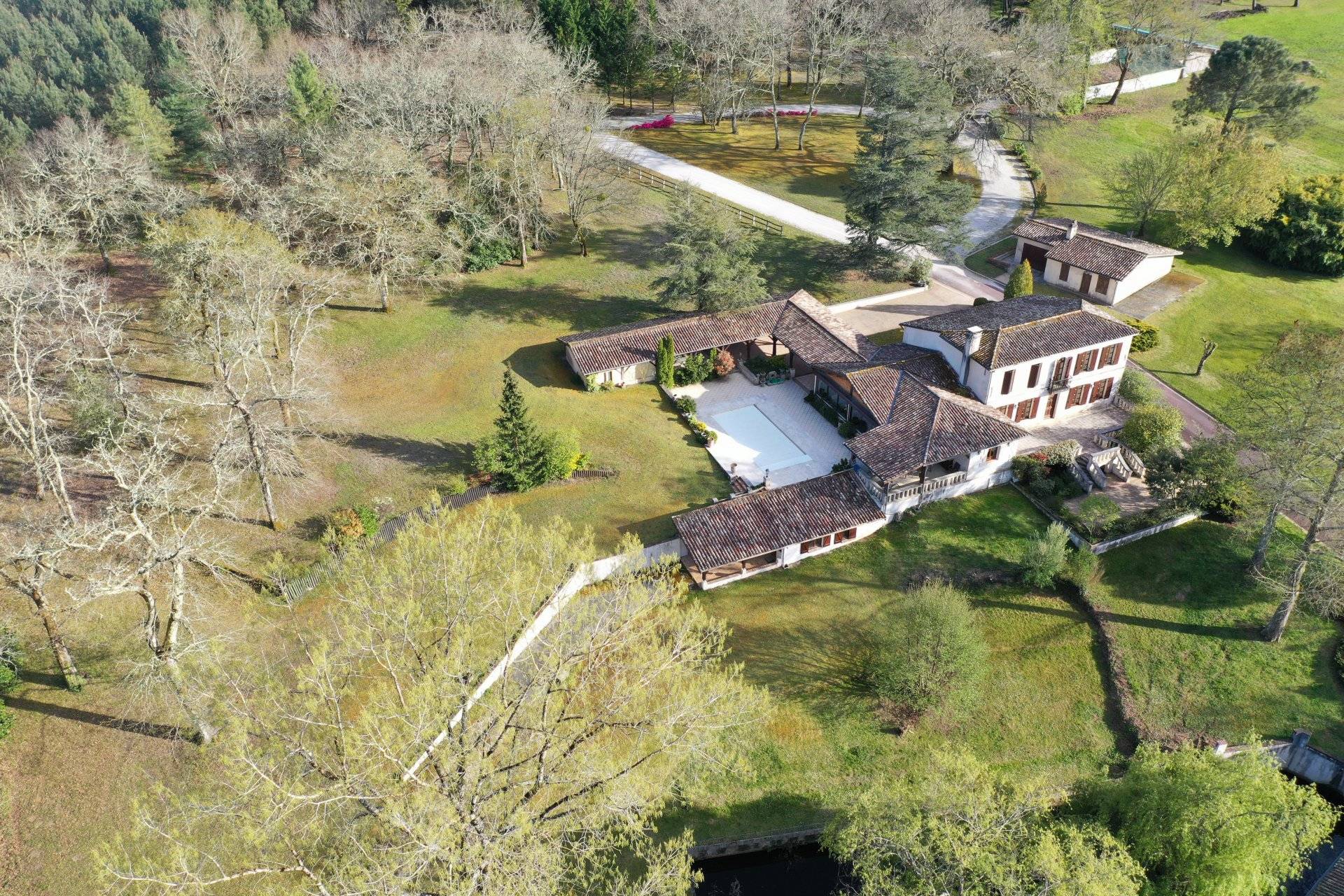 Sublime propriété familiale avec lac et moulin à 40 minutes de Bordeaux