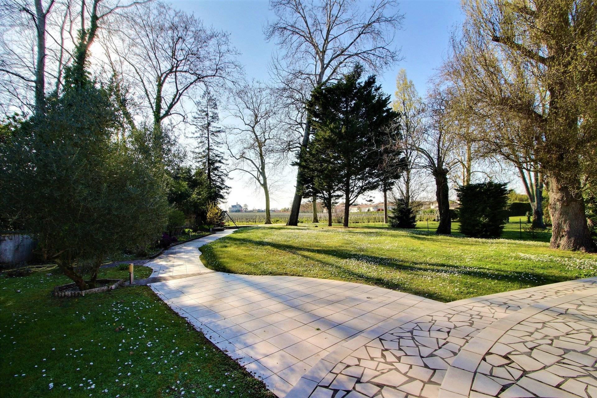 Acheter villa de luxe sur les vignes du Château Pape Clement près de Bordeaux
