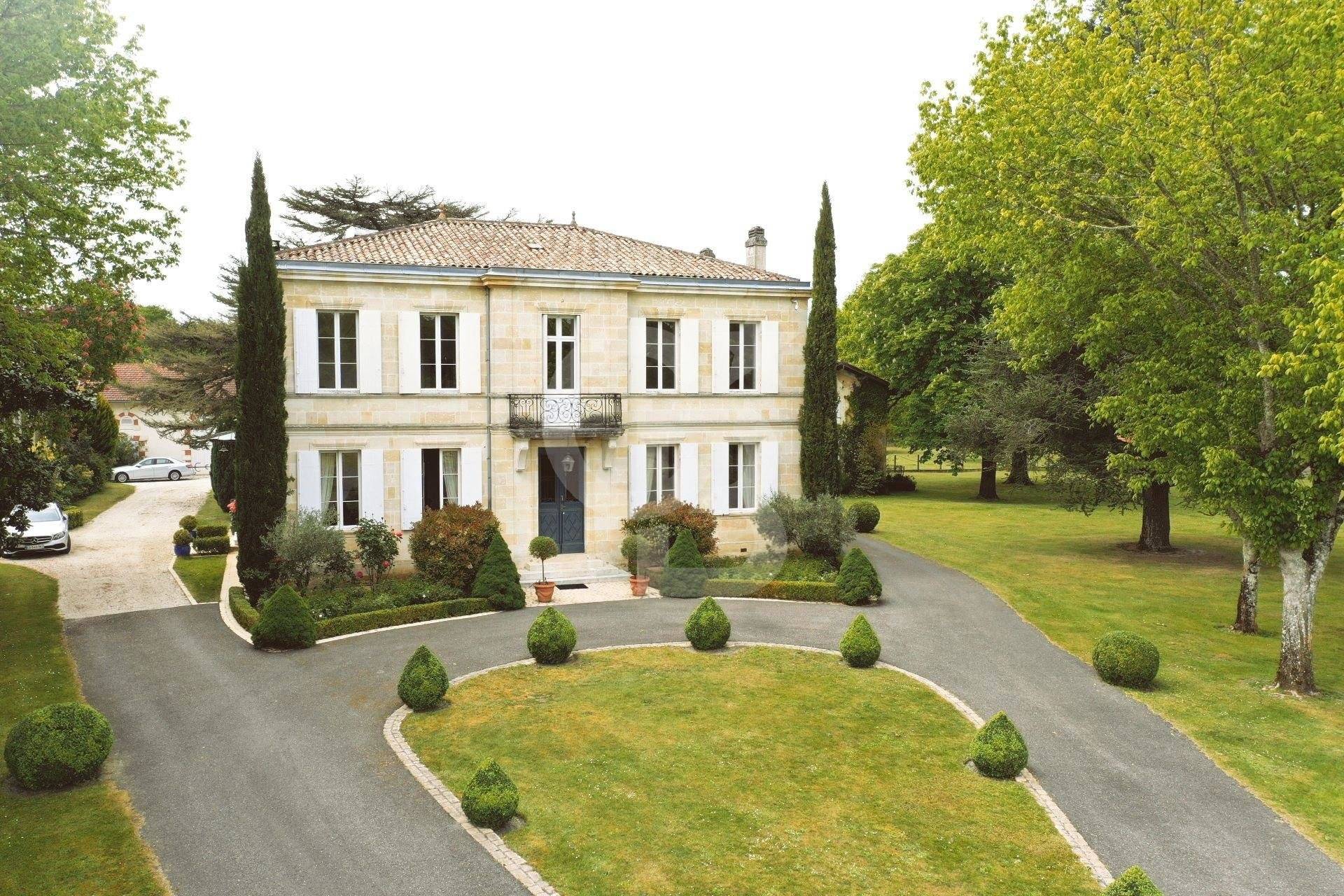 Propriété du XVIIIème siècle rénovée à vendre ENTRE BORDEAUX ET LE BASSIN D'ARCACHON