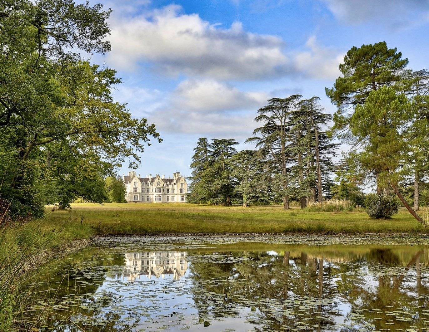 Château et parc de 150 hectares à vendre à 25 minutes de Bordeaux
