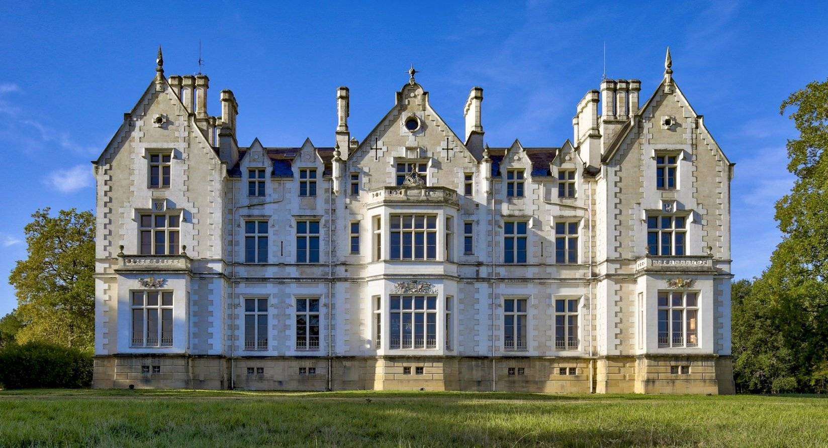 Château et parc de 150 hectares à vendre à 25 minutes de Bordeaux