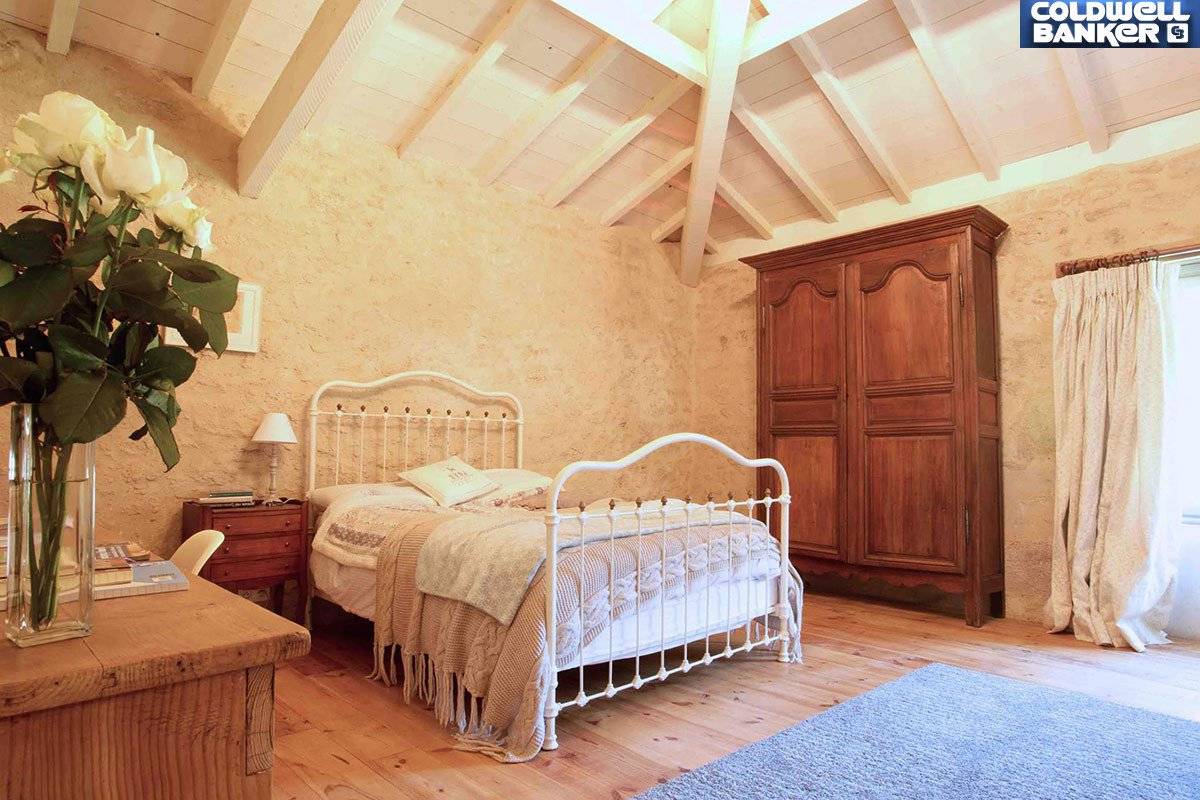 Ancienne ferme restaurée avec 20 hectares de terrain - proche Saint Ferme