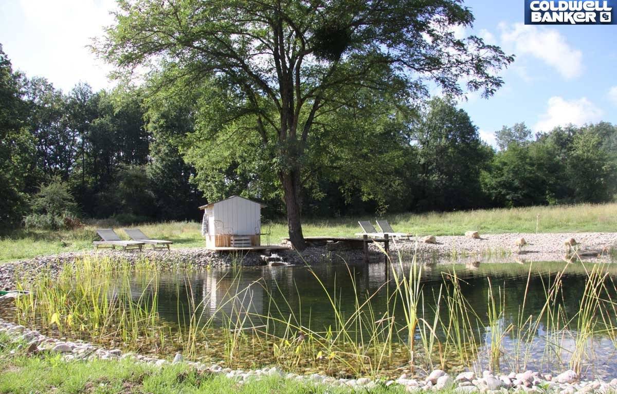 Ancienne ferme restaurée avec 20 hectares de terrain - proche Saint Ferme