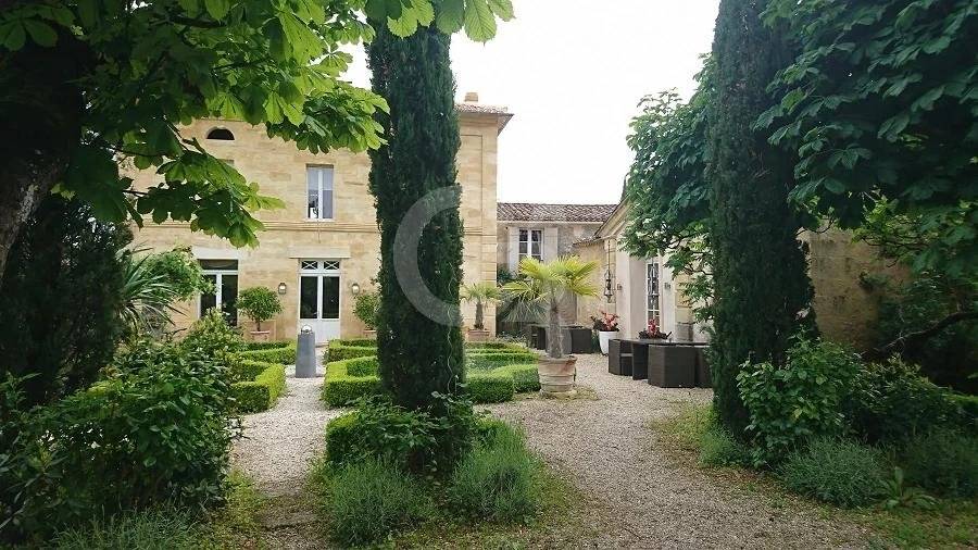 Propriété avec vue panoramique sur les vignes à vendre à 45 minutes de BORDEAUX