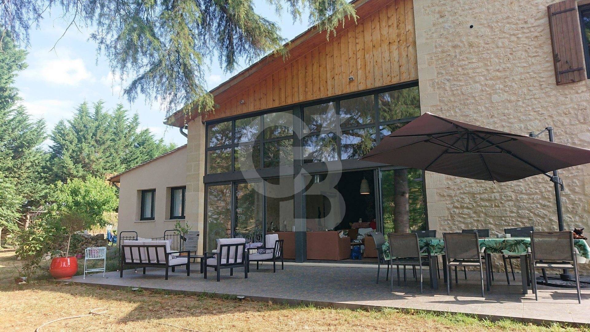 Belle maison girondine avec dépendance et grand terrain à vendre près de GENSAC