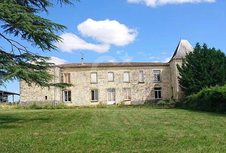 Impressive 17C Chateau Entre Deux Mers