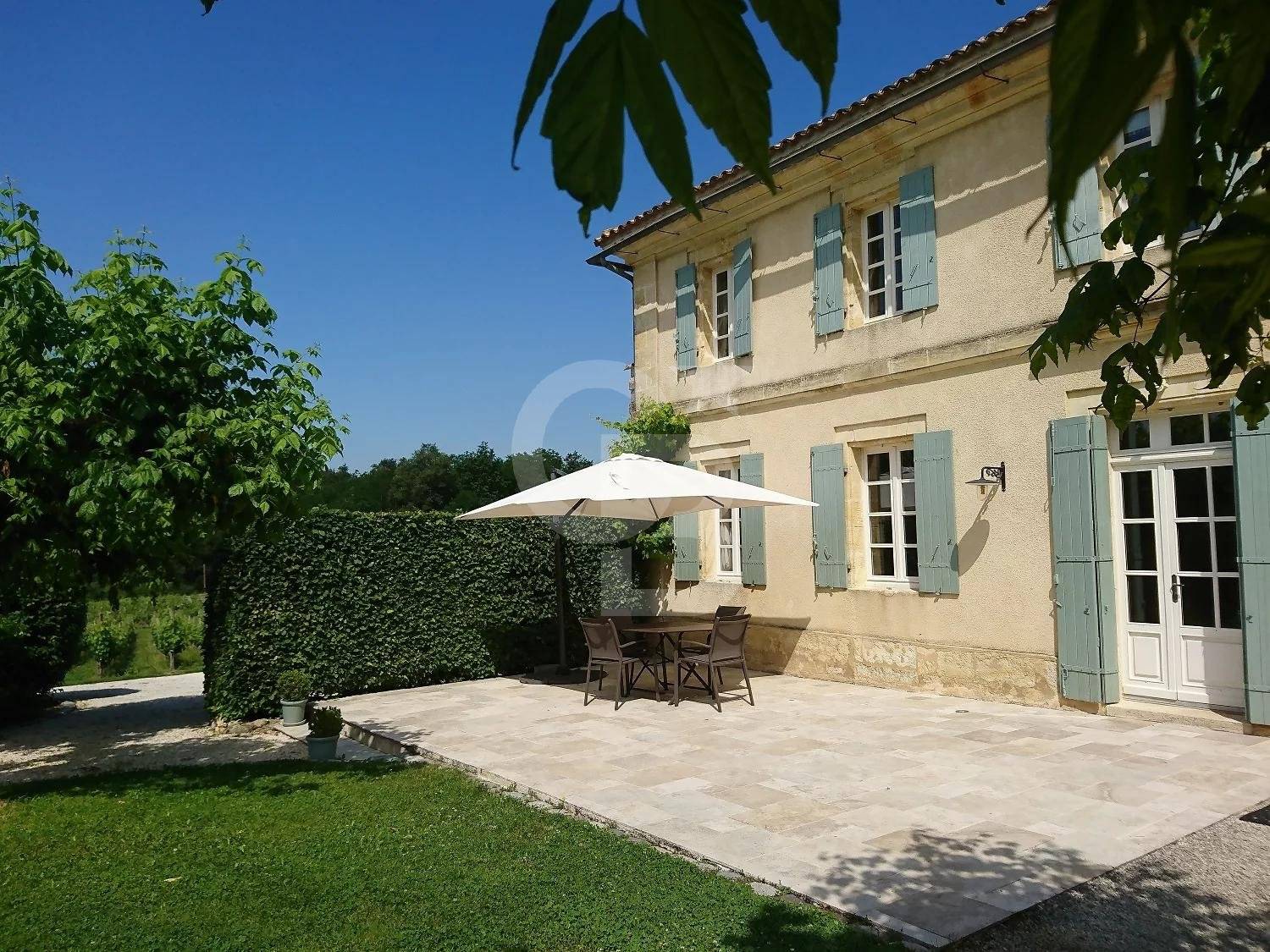 Girondine house in peaceful location