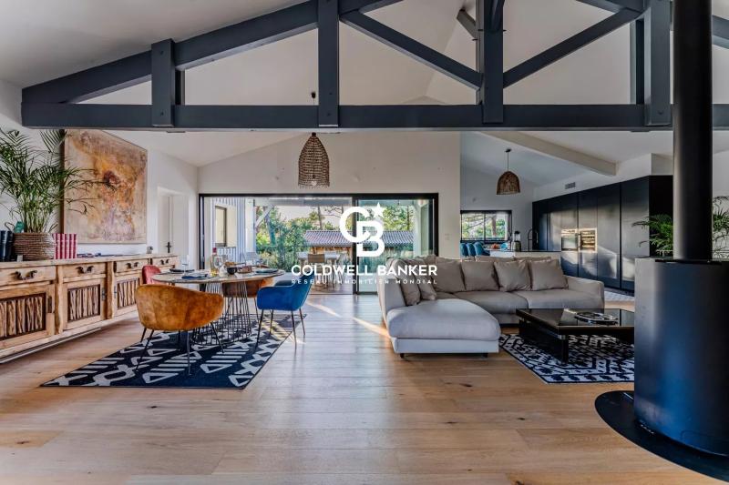 Élégance et confort familial à Pyla sur Mer – villa rénovée à deux pas de la plage et nichée dans les pins