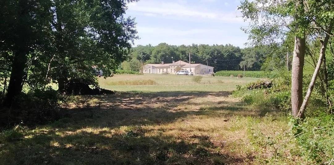 Propriété avec 10 hectares - proche Pugnac