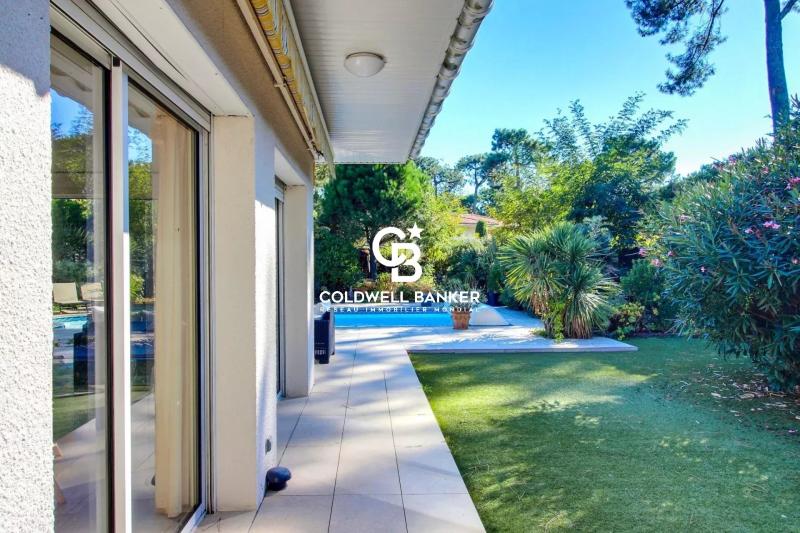 Lumière et volumes près du Moulleau – grande villa rénovée avec piscine et jardin paysagé