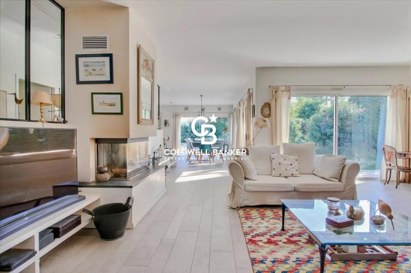 Lumière et volumes près du Moulleau – grande villa rénovée avec piscine et jardin paysagé