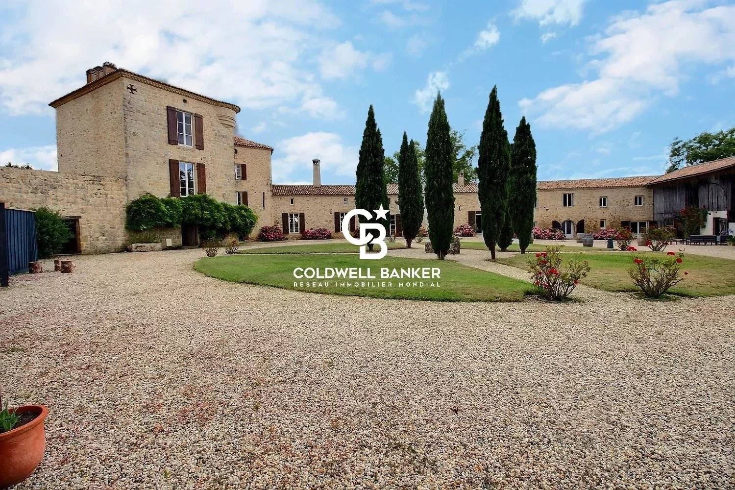 Château du XIIIe siècle avec 33 hectares à vendre proche Bordeaux