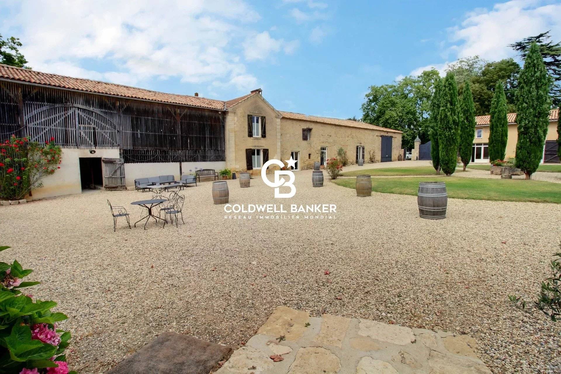 Château du XIIIe siècle avec 33 hectares à vendre proche Bordeaux