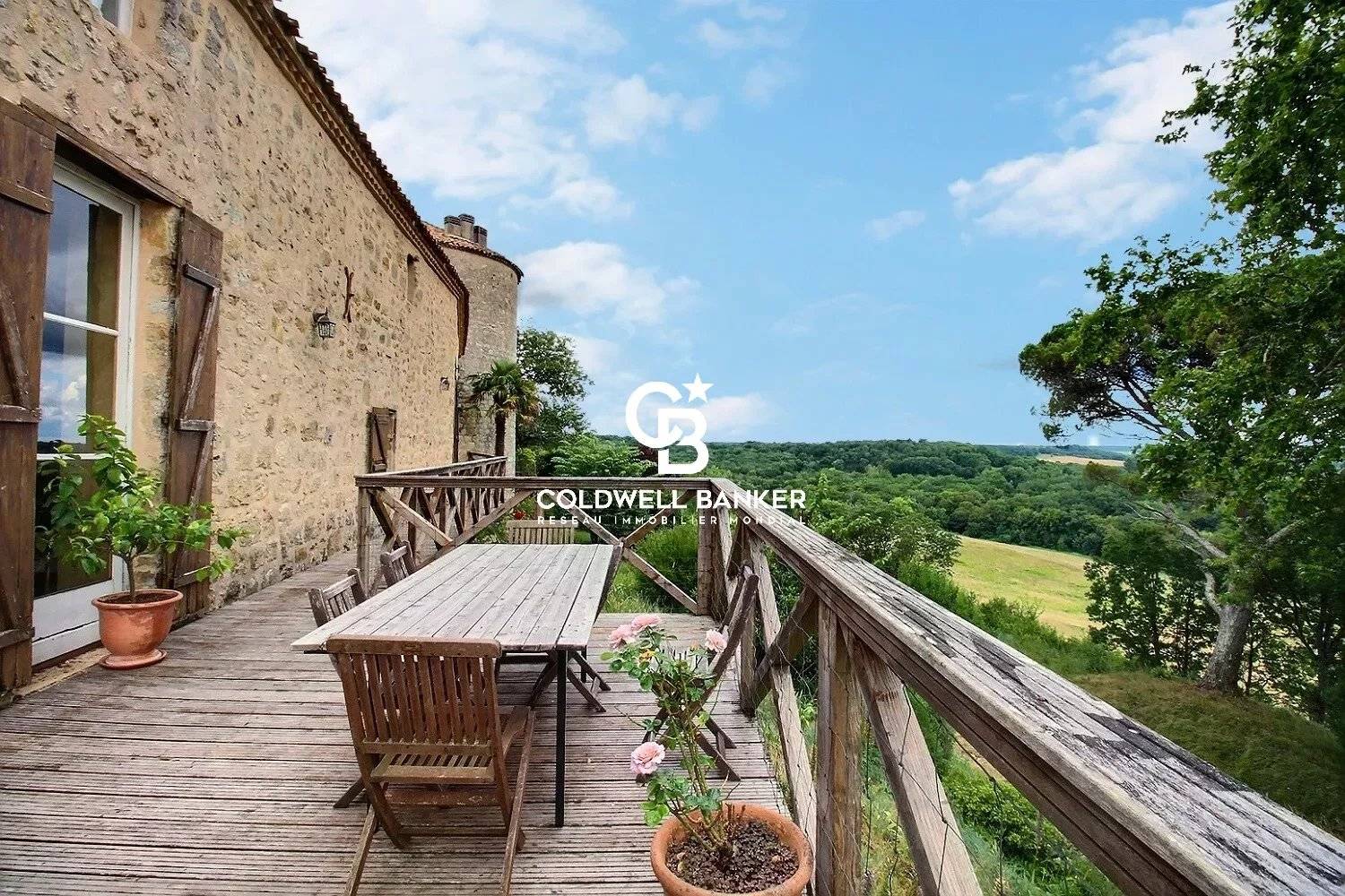 Château du XIIIe siècle avec 33 hectares à vendre proche Bordeaux