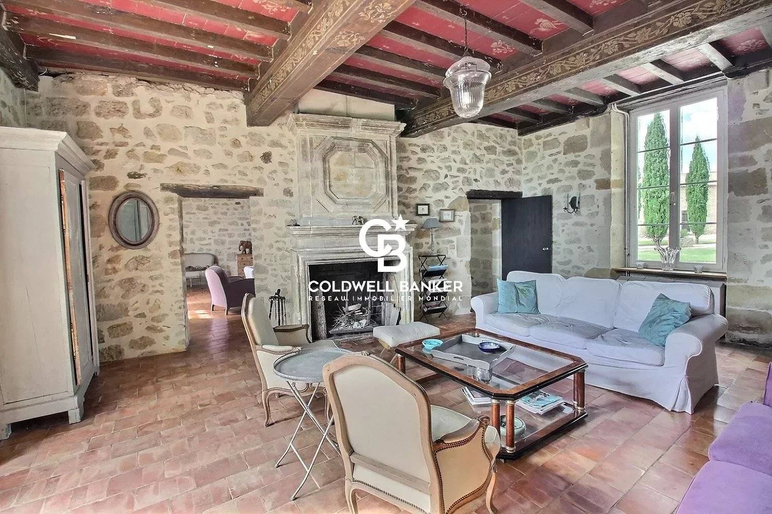 Château du XIIIe siècle avec 33 hectares à vendre proche Bordeaux