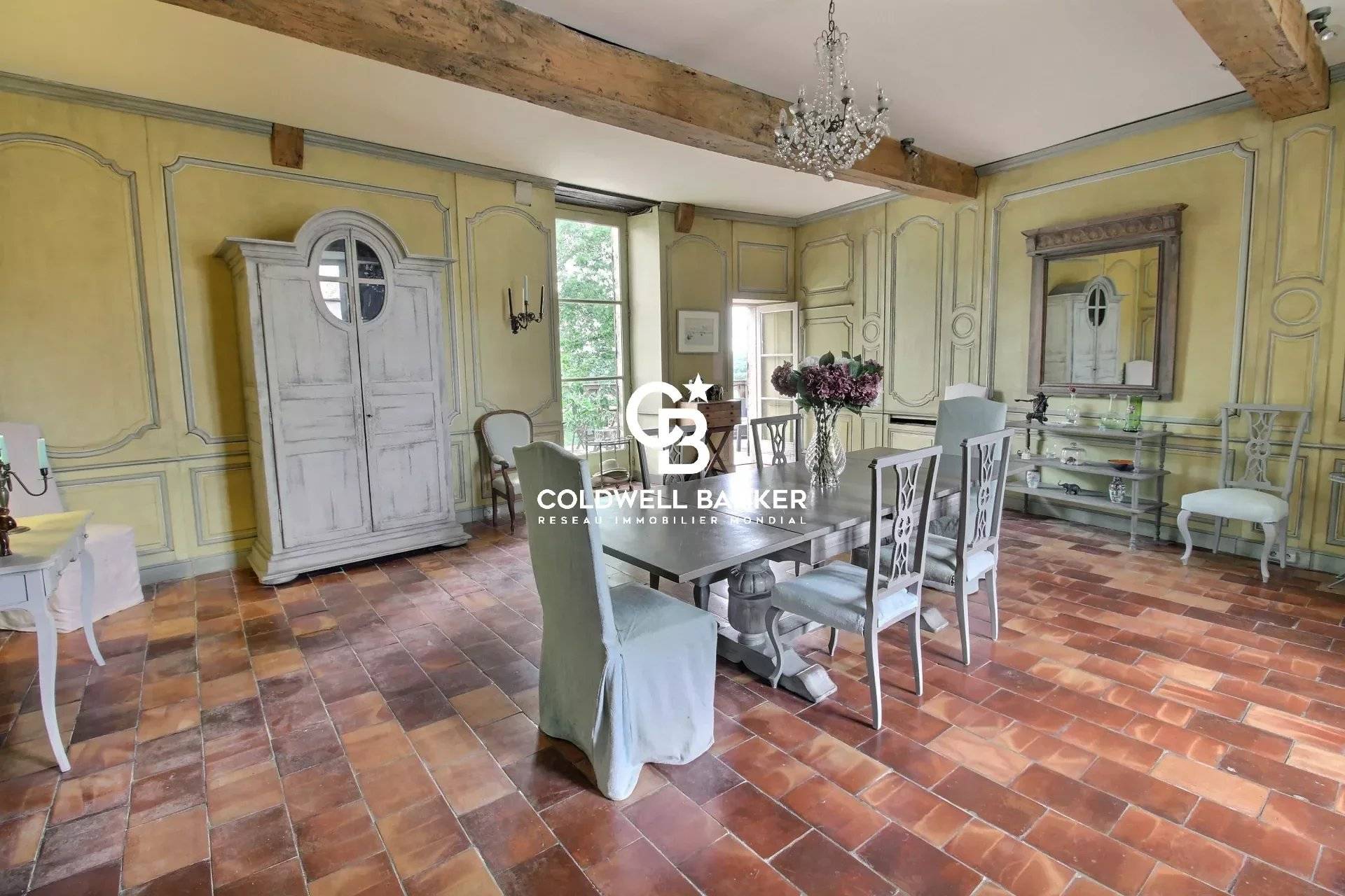 Château du XIIIe siècle avec 33 hectares à vendre proche Bordeaux