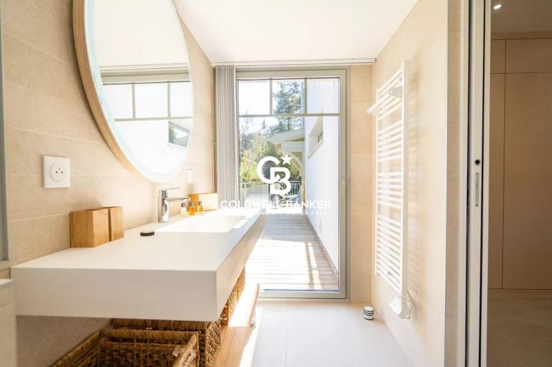 Villa rénovée proche plage au Pyla-sur-Mer – élégance forestière, volumes familiaux et piscine chauffée