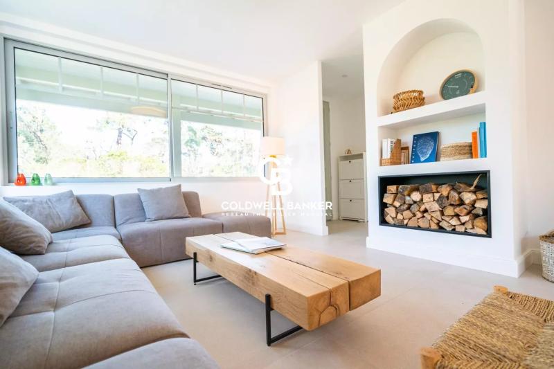 Villa rénovée proche plage au Pyla-sur-Mer – élégance forestière, volumes familiaux et piscine chauffée