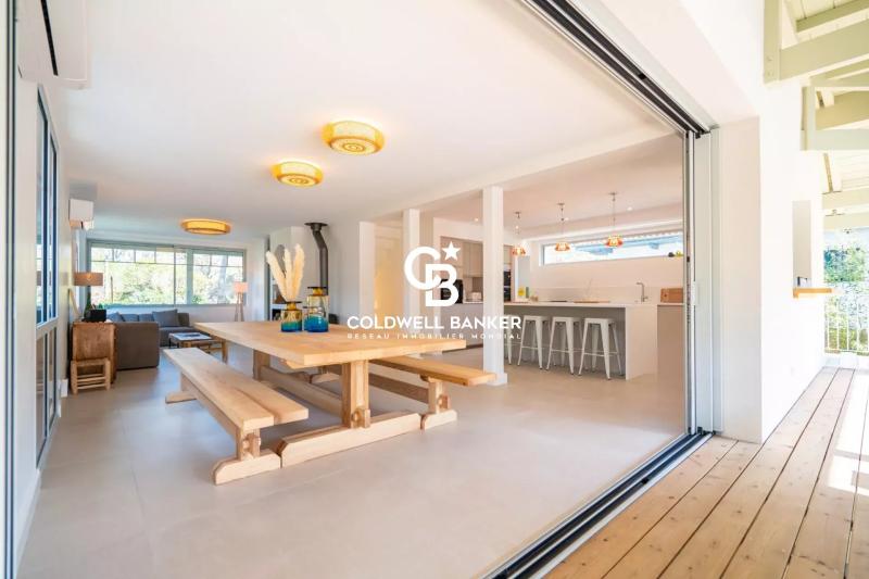 Villa rénovée proche plage au Pyla-sur-Mer – élégance forestière, volumes familiaux et piscine chauffée