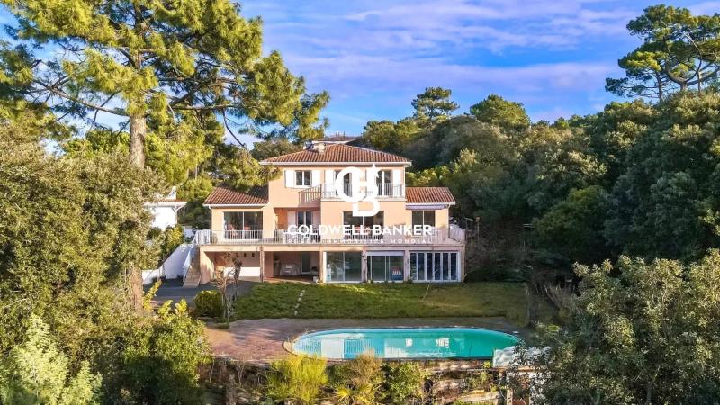 Villa d’exception au Pyla-sur-Mer avec vue panoramique sur le Bassin, grands volumes et terrain paysager
