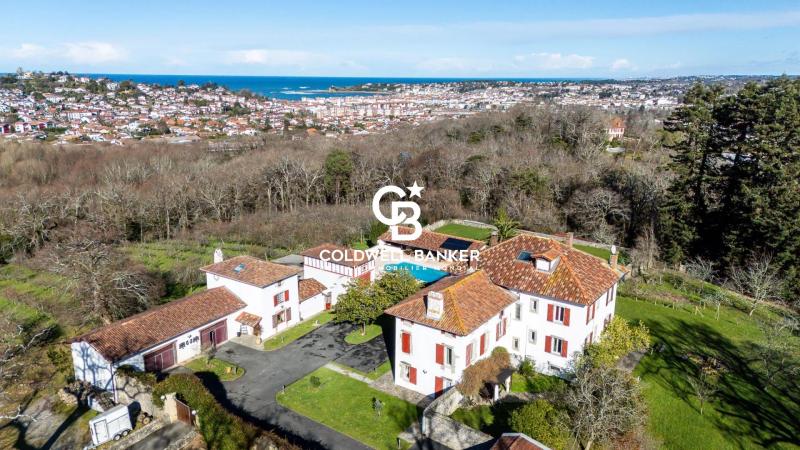 Vue mer et Pyrénées, domaine équestre d'exception à Urrugne sur 7,5 hectares