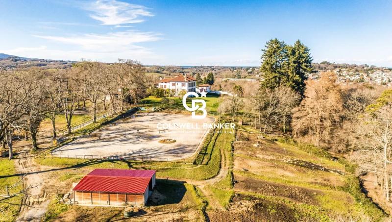 Vue mer et Pyrénées, domaine équestre d'exception à Urrugne sur 7,5 hectares