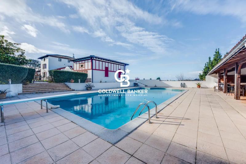 Vue mer et Pyrénées, domaine équestre d'exception à Urrugne sur 7,5 hectares