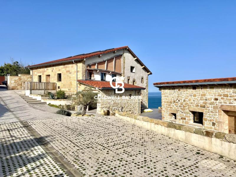 Saint-Sébastien – domaine privé avec deux villas rénovées et vue océan panoramique