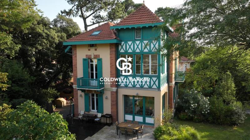 Villa historique au cœur de la Ville d’Hiver à Arcachon – volumes familiaux, jardin arboré et piscine