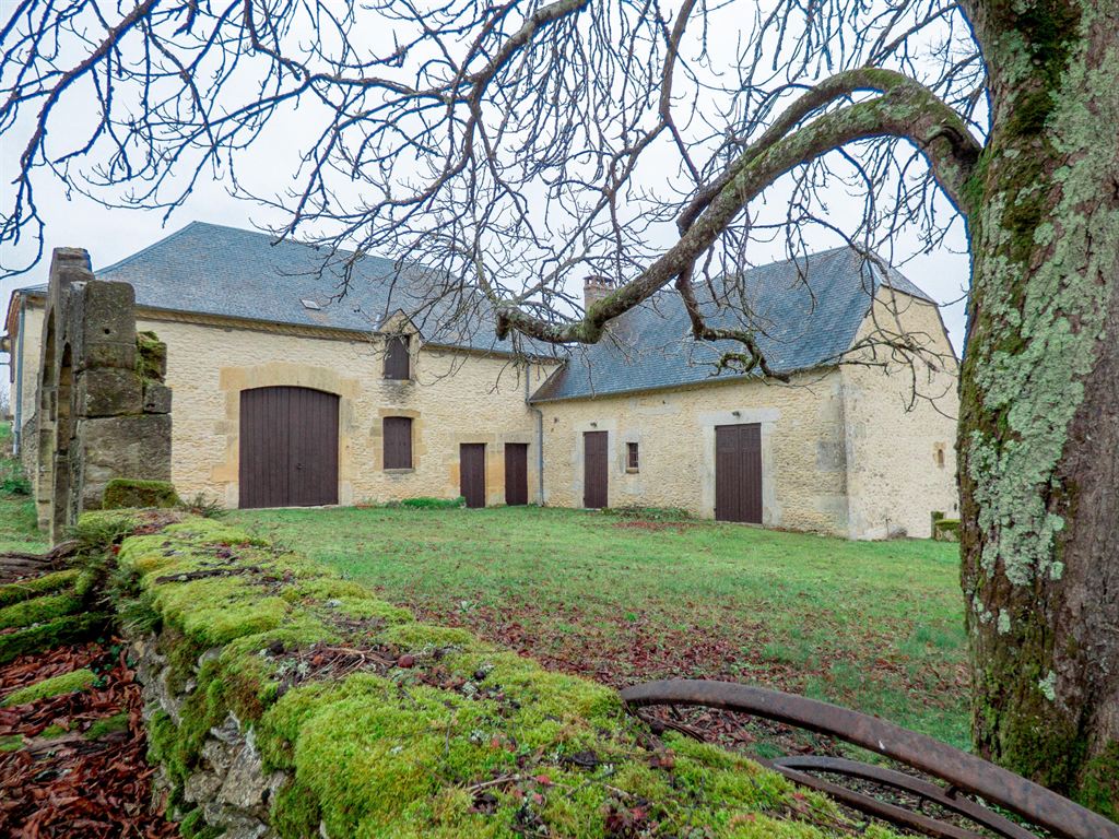 FERME ANCIENNE A VENDRE SUR GRAND TERRAIN PROCHE SARLAT